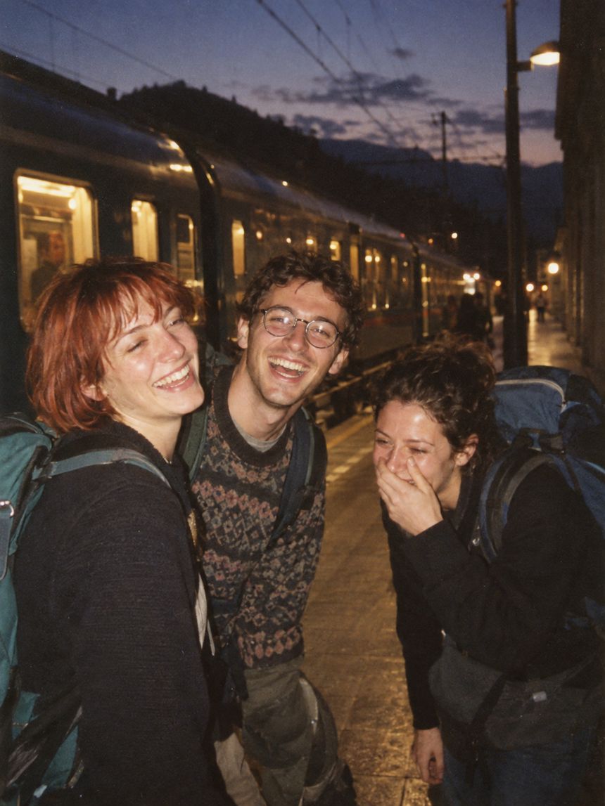 Amigos en la estación durante un viaje